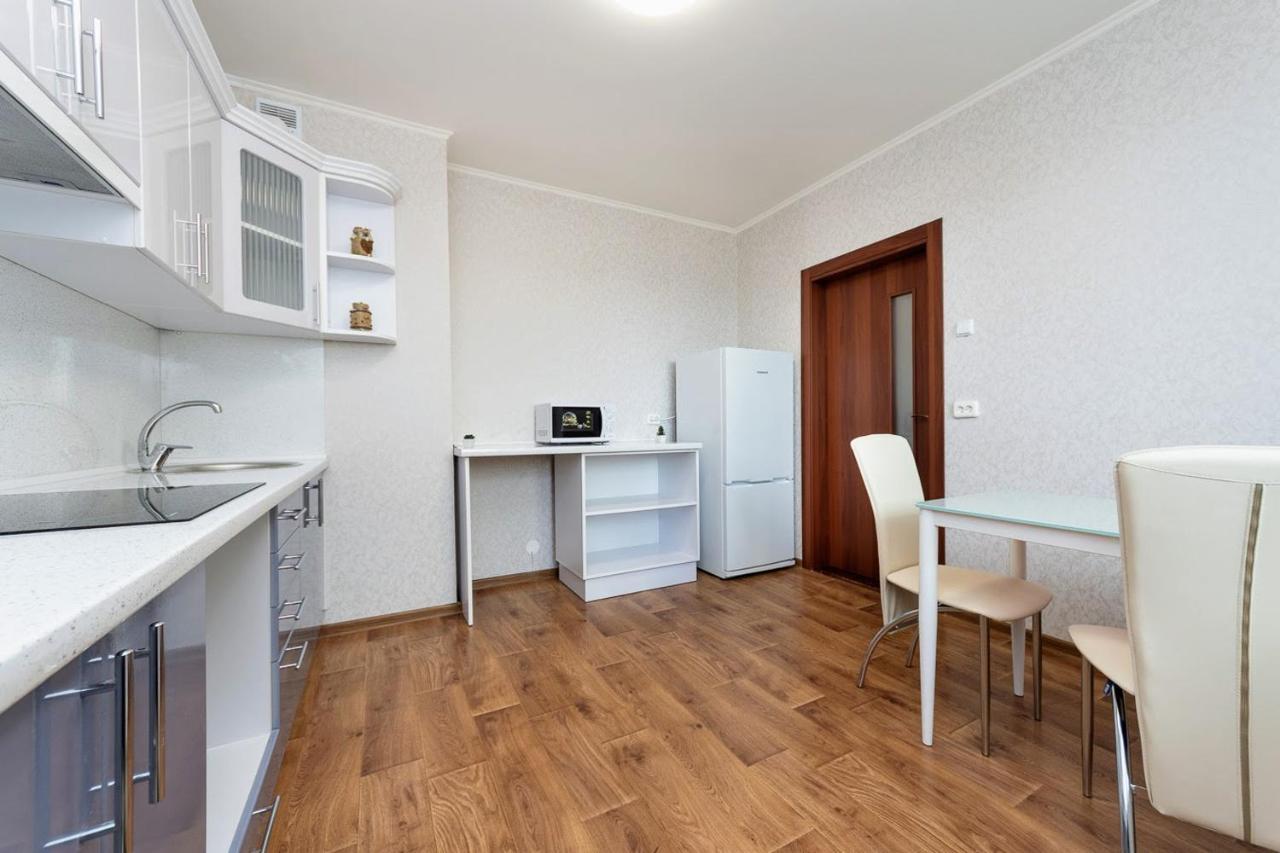 Новая Квартира Переулок Ясиноватский 11 Kyiv Exterior foto
