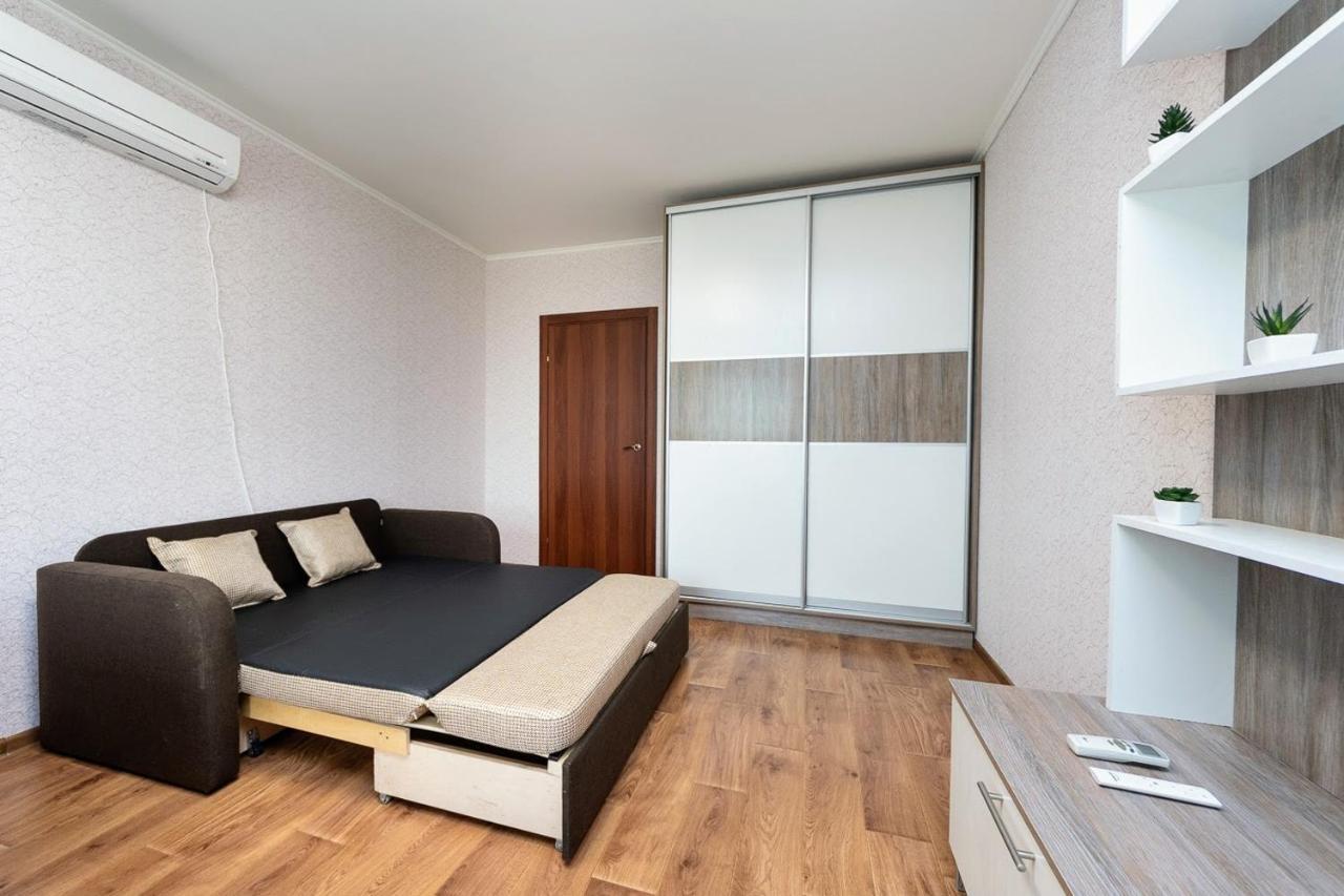 Новая Квартира Переулок Ясиноватский 11 Kyiv Exterior foto